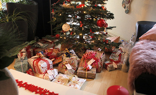 Außerklinische Intensivpflege Ingrid Schmidt - Weihnachtsfest Geschenke unter dem Weihnachtsbaum